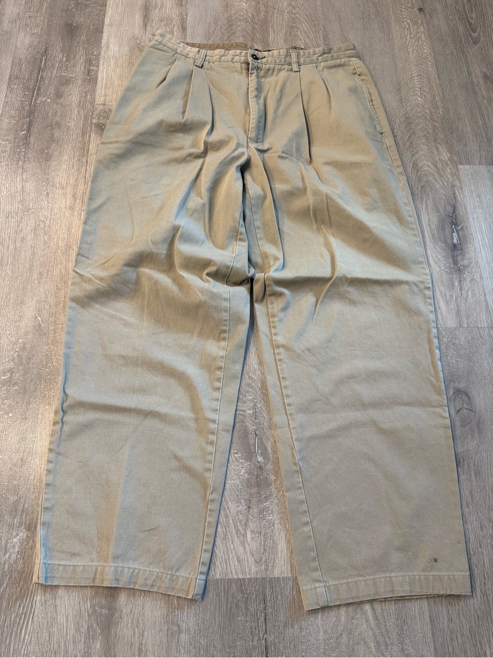 Men's Relaxed Pleated Chinos Tommy Hilfiger in Khaki
